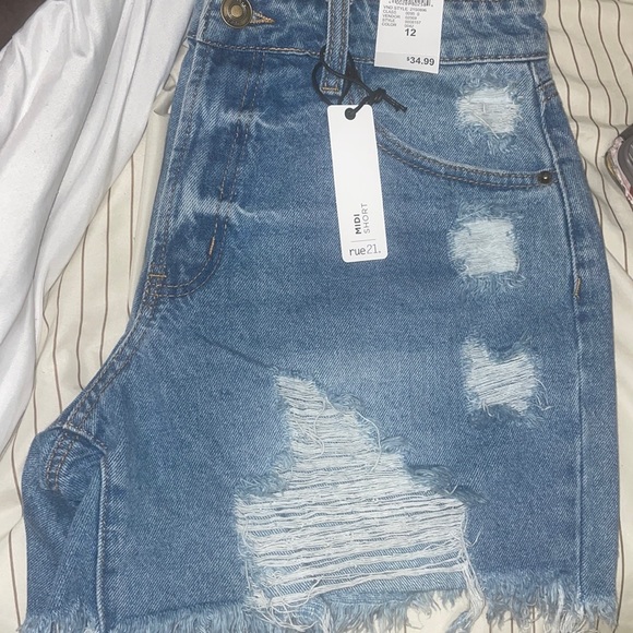 Rue 22 Midi Shorts - Picture 1 of 3